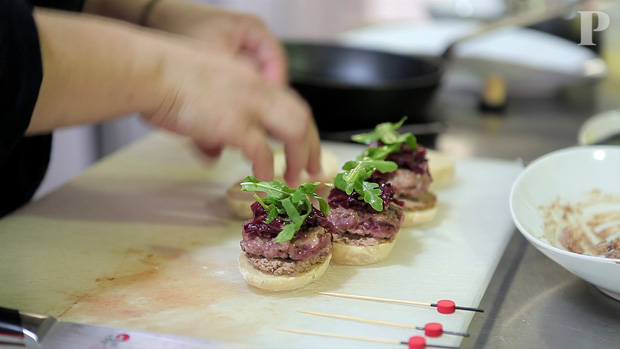 Mini hambúrgueres de pato com fígados, cebola roxa e rúcula pela chef Marlene Vieira